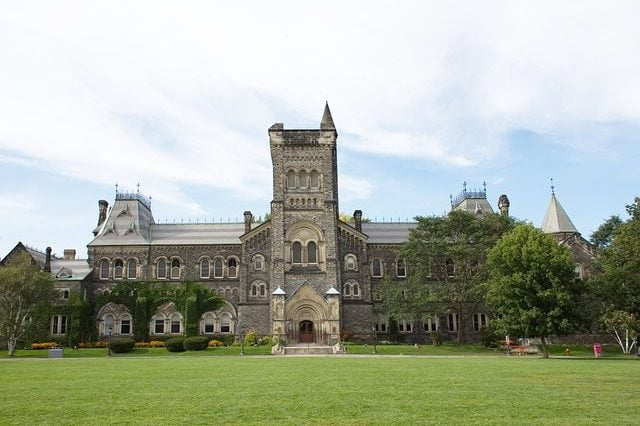 Universidad de Toronto para estudiar Ingeniería.